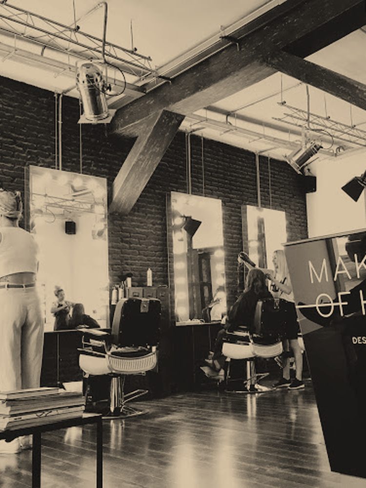 Estación de trabajo del salón Making of Hair, en tratamiento duotono
